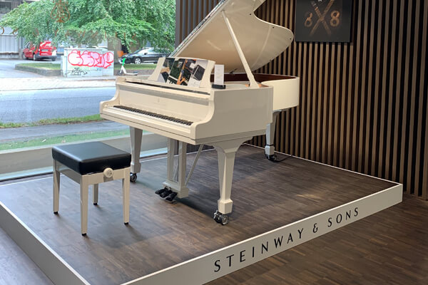 Parkett im Showroom eines Klavierherstellers